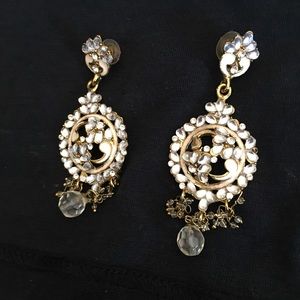 Hanging earrings good and off white